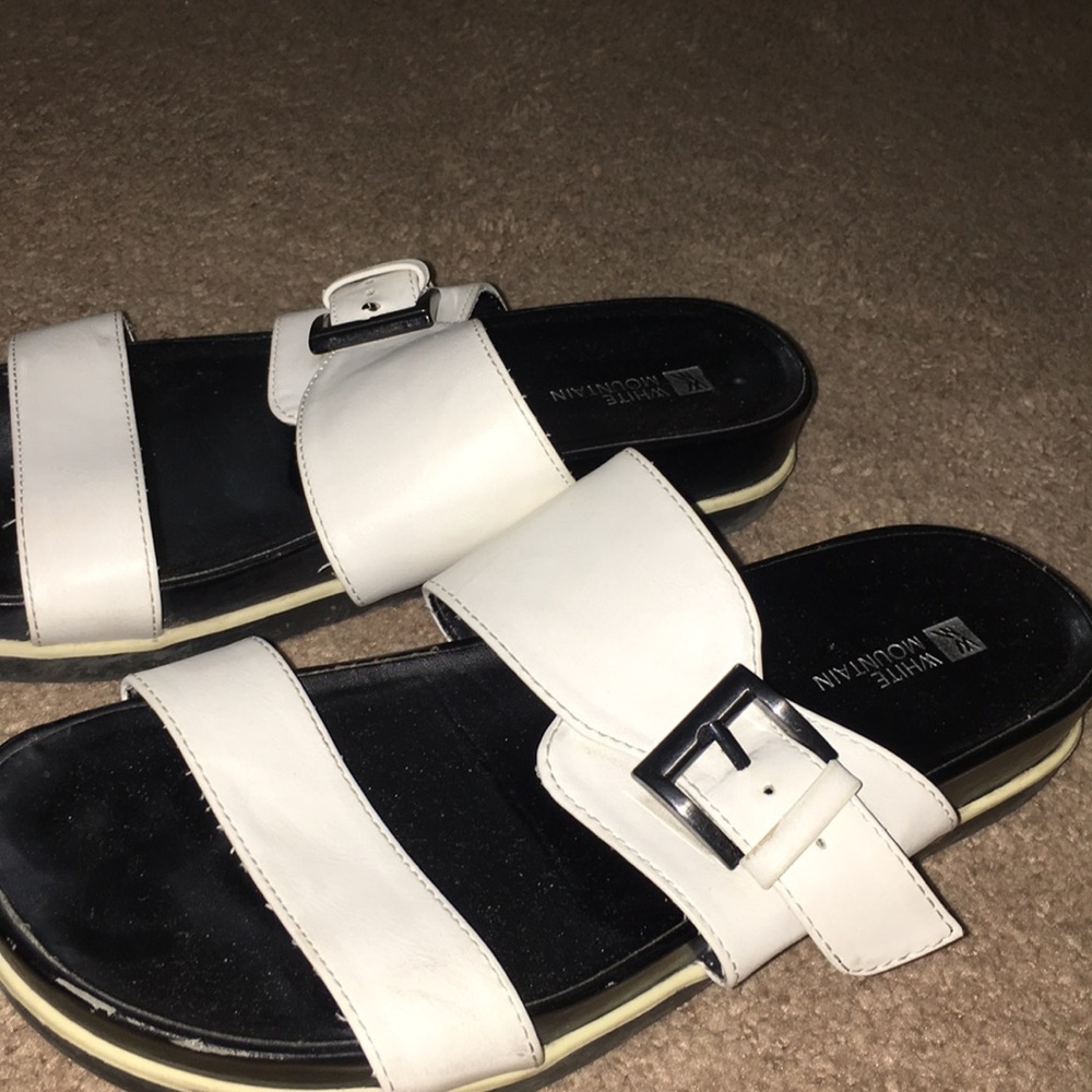Im selling some cute summer footwear
